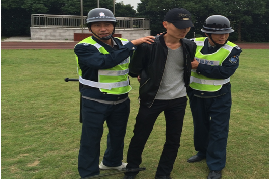 保安公司駐周巷小學(xué)安保隊(duì)伍進(jìn)行聯(lián)合反恐防暴演練2.png