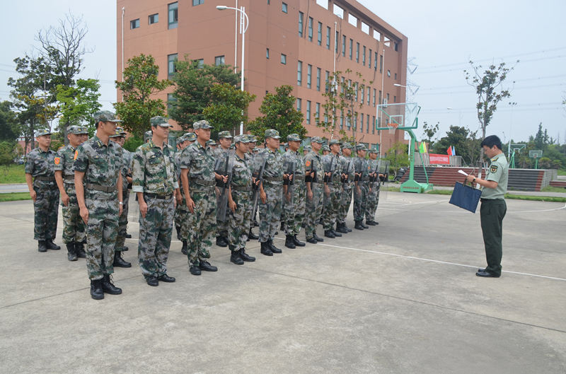 省軍區(qū)領導對保安公司民兵應急隊伍進行點驗活動_副本.jpg
