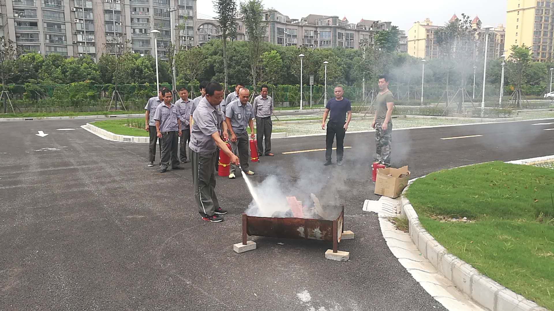 保安公司組織城區(qū)停車場管理人員開展消防培訓演練活動.jpg
