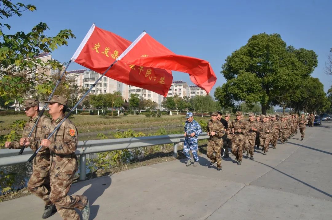 交發(fā)集團(tuán)基干民兵營(yíng)開(kāi)展備戰(zhàn)拉練活動(dòng) (2).jpg