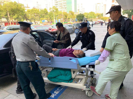 保安公司中醫(yī)院保安隊員熱心幫助急診病人.png