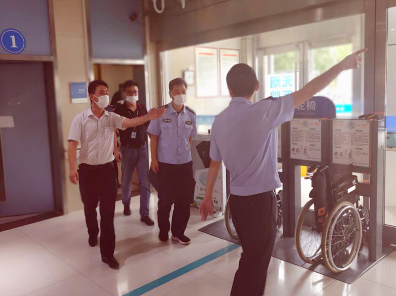 市治安大隊(duì)至昆山市保安服務(wù)有限公司中醫(yī)院駐點(diǎn)開(kāi)展檢查工作 (3).jpg