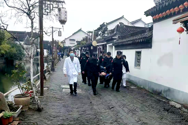 安保公司周莊景區(qū)安保隊(duì)及時(shí)救援挽回游客生命 (1).png