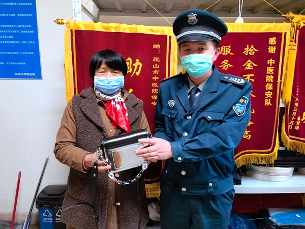 安保公司保安隊(duì)員撿到背包后成功歸還失主.jpg