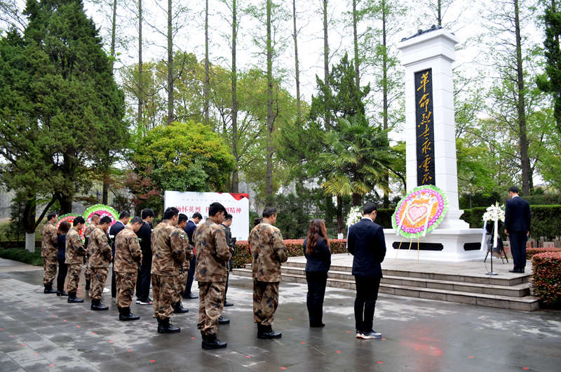 安保公司組織開展“傳承紅色基因 緬懷革命先烈”清明祭掃活動(dòng).JPG